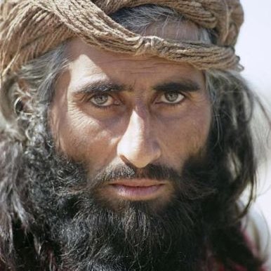 د هیبت او د ټالب اطاعت په پټو سترګو د سرناخلاصي کس کار دې چې ټالبان یې واجب ګڼي. اطاعت د خدای ج واجب دې.