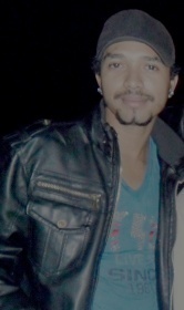 24 anos, Libriano, Computeiro, Cervejeiro, Pianista, Acrobata, Viajante e nas horas vagas Deejay