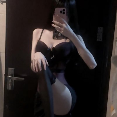 elmadoraa's profile picture. 哥哥看我主页加我QQ 3879674272