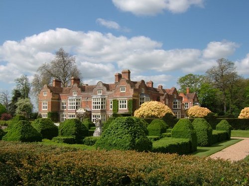 A beautiful Jacobean house with medieval hall, twelve acres of beautiful gardens surrounded by ancient parkland. Fabulous events programme throughout the year.