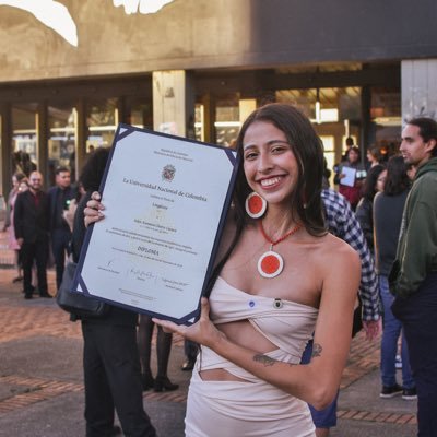 Lingüista. Estudiante de Psicología| UN. Feminista. Amante y defensora de la vida digna. Construyendo desde @LaCreciente1 💜
