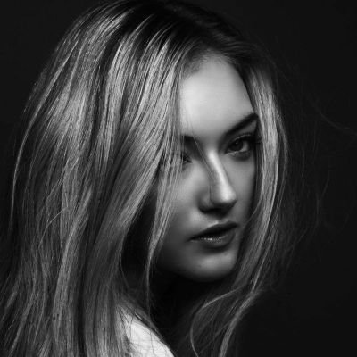 Youngest daughter of @SucculentSook & @Erikvikingkin. Daddy's favorite. Siblings #Lois, #Sidney, #Alex, #Astrid, #Adele. (#Single #VikingKin)