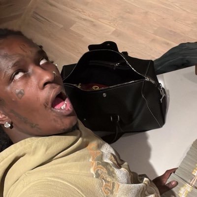 ayshmrr's profile picture. money 😂