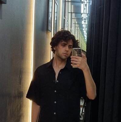 randominborn's profile picture. من توان دارم در هوايی آزاد پر احساسم را پرواز دهم