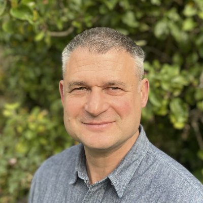 Ex-novelist (Penguin, Bloomsbury, S&S) now retrained as a psychotherapist specialising in writers, artists and other creators. Still an active screenwriter.