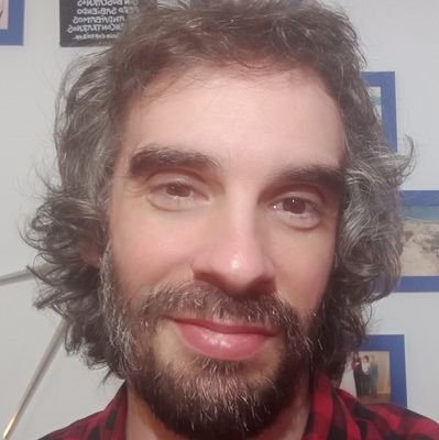 Escribo sobre música y otras aberraciones (Ruta 66, El Giradiscos, Tercera Información, Mondo Sonoro...) que incluso incluyen un libro de poemas (Horizonte).