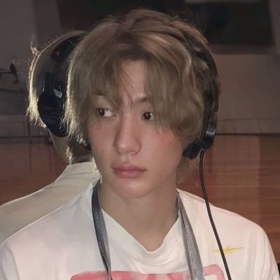 marchtoton's profile picture. fan account | anton bias 🦕
