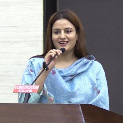 होती सीमाहीन क्षितिज से, इन पंखों की होड़ाहोड़ी…