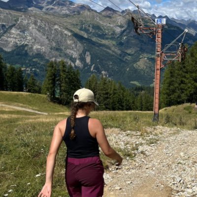Juste une étudiante en architecture/ingénierie (trop accro aux series). Tolérante envers tout le monde sauf les intolérants. Déteste les phrases clichés (fake)