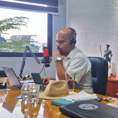 Maestro en Administración Pública; Publi-Relacionista; Padre, Esposo; y Aprendiz de Vida.
👊Persistir, Resistir y NUNCA desistir.