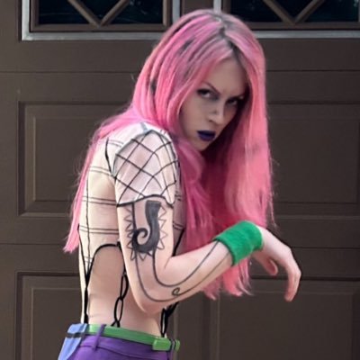 ♛𐕣 second year MD student • artist • musician • in love with my perfect beautiful girlfriend • literally diavolo irl • header by @KarasikNika ♛𐕣