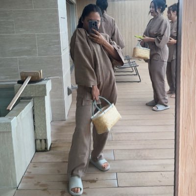 Pmonnnay's profile picture. Lawyer for the girlies. Views are my own, obvi :)