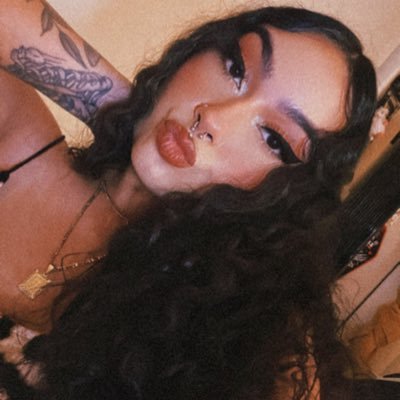 hunnybeee__'s profile picture. 