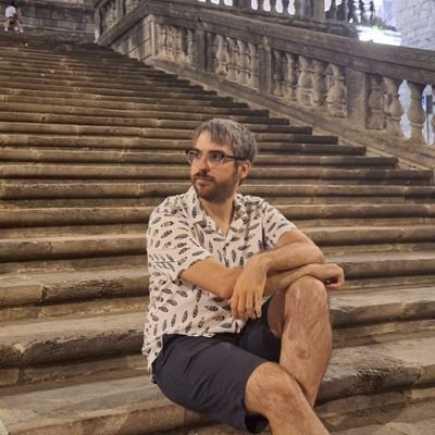 Alacantí malgrat tot i per damunt de les meues possibilitats. Ara ensenye valencià a Granada.