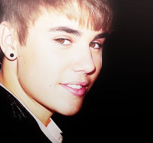 - Vai, sorria. Já passou da hora de começar à ignorar essa pessoa que te arranca lágrimas. @justinbieber Idol Forever s2