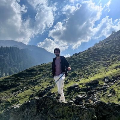کوئی میرے دل سے پوچھے تیرے تیر نیم کش کو۔                     
یے خلش کہاں سے ہوتی جو جگر کے پار ہوتا