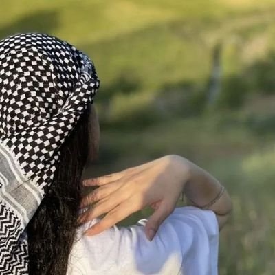 دانشجوی علوم تربیتی/ علاقمند به شعر و دلنوشته/ عکاس/ عاشق سفر و موسیقی/ پشت هر دختر قوی هیچ کس نیست، خودشه