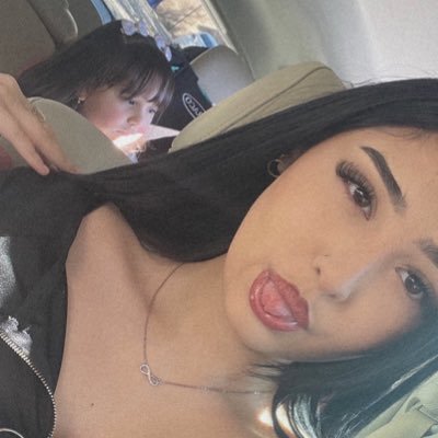 eveelynnnnox's profile picture. 