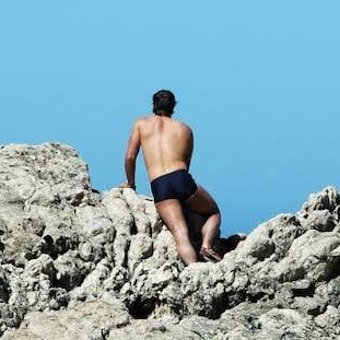 De mente abierta y a la experiencias de la vida , doblegado por la bellezas femeninas y la curiosidad