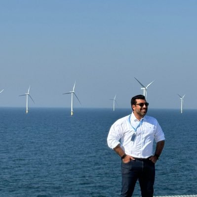 PhD en Ingeniería de Energia & Ambiente, MSc en Ingeniería de Energía, Ingeniero Electrónico