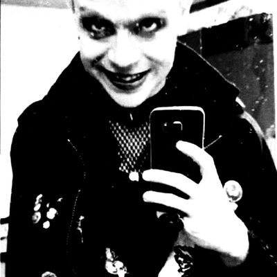 Frysker, artist, vocalist, content creator, anarchist, and Nazi hunter.
Live and let live, but take no shit vibes. MDNI. 🔞