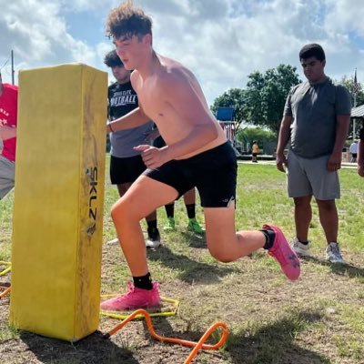 Centennial High School (NM) 5 ⭐️ TE/DE/DT and punter. C/o 2028| IG: xanderf_the_commander |ht: 6'5 wt: 218. phone number: (726-400-3357)