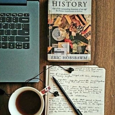 Libérrimo ✌🏻, cafetariano ☕, ciclista 🚲, bibliófilo 📕, melómano 🎵, cinéfilo 🎞️.