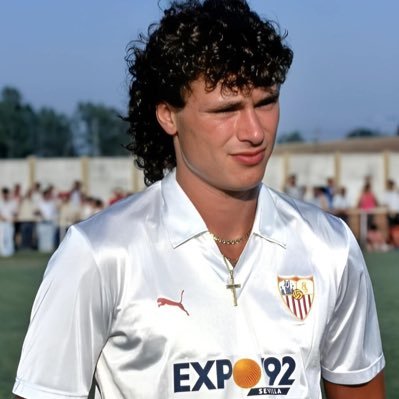 como forma de vida caballos el campo y el SEVILLA FC. devocion, ROCIERO HASTA QE ELLA QUIERA. xq así m lo inculcó el.
