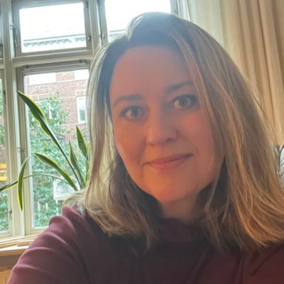 Lenehneh's profile picture. Nanoinfluencer. In between cats.