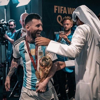 مبتسم في وجه الأيام الثقيله .