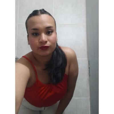 Bastante divertida, un poco chiquilina y adulta a la vez🤗