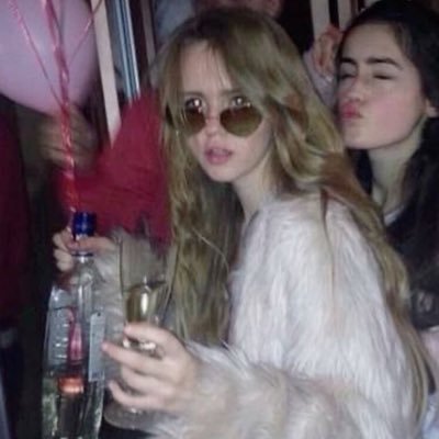 anaxdbanana's profile picture. young, dumb, and 🍃♡︎