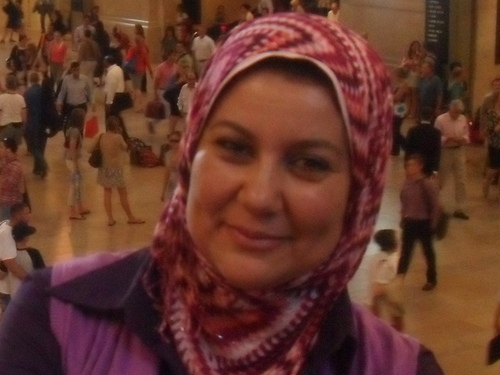 صحفية مصرية بحب الحياة وعيشة الحرية علشان كدة آرائي من دماغي والدنيا بالنسبة لي ما تسواش من غير اصحاب ولا حب