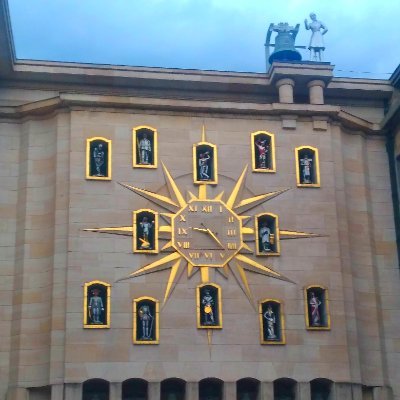 Gözlüklü birisiyim.