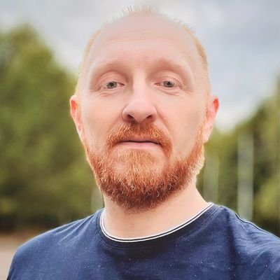44, женат, двое детей. Работаю, интересуюсь в основном программированием, консольными и настольными играми