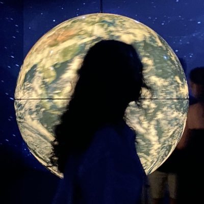 ﴿قالَ لا تَخافا إنَّنِي مَعَكُما أسْمَعُ وأرى﴾