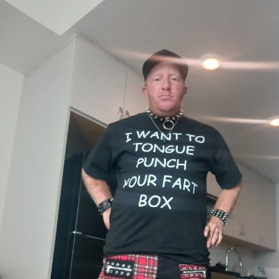 I'm the seat in the profile pic and border. I am a lifestyle sub who lives for facesitting 24/7. If you want to collab and make vids together, DM me and we can.