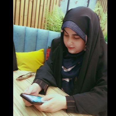 دختری شاد با دنیایی قشنگ و پر از گل های نرگسی که لبخندش رو به همه چی ترجیح میده حسابدار و زاده ی دهمین روز آخرین نفس های خزان