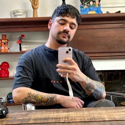 31. Publicista. DaveGrohleano. He visto a muchas bandas en vivo. Soy mejor dando consejos que siguiéndolos. De la U 💙. Hablo de conciertos en TikTok 🎫