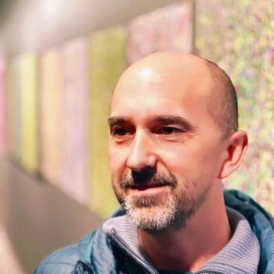 Profesor de la Universidad de Granada, miembro de iMUDS. Intereses en marketing en Web 2.0, comportamiento y neurociencia del consumidor, y consumo responsable.