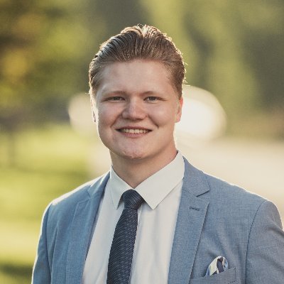 Suoraselkäinen oikeistolainen. Varakaupunginvaltuutettu ja vara-aluevaltuutettu. Oikeusnotaari, kauppatieteiden yo sekä yrittäjä. Puheenjohtaja @KNLuusimaa