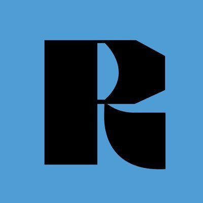 Journalist, fotograaf en redacteur met pen, aanwijsstok en camera