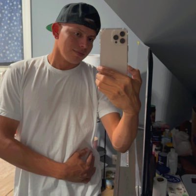 erickpenate07's profile picture. 