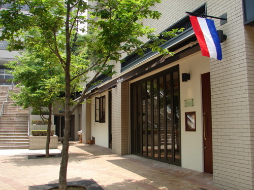 一緒に働いてくれる仲間を募集中 ！  2002年にオープンした赤坂のフランス料理店。We are a French restaurant at Akasaka, Tokyo. フランス料理・食材・ワイン・赤坂の事など愛しているものを中心につぶやきます。