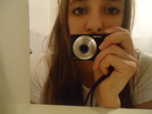 14 anos, Colorada, Sagitariana, Carinhosa, Divertida  :*