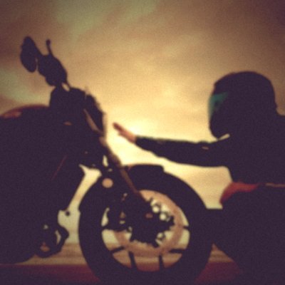 バイクとギターをこよなく愛する人。 時間があればバイクに乗り、バイクに乗っていない時はだいたいギターを弾いています(笑)