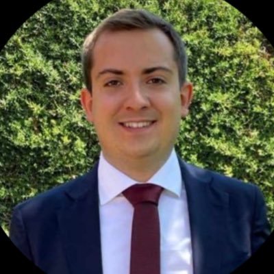 Jurista y Economista. Funcionario de carrera