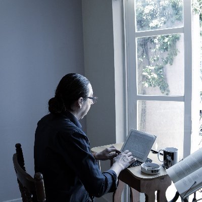 Escritor y docente. Doy talleres de creación literaria y leo y corrijo manuscritos.
Tengo un canal: Mundo en espiral. Escritura, libros y cultura pop
