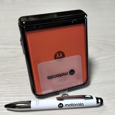 変わったスマホが大好き、スマホ変人です。iPhoneも好きですが、変わった端末が多いのでAndroidユーザー。今までの使用端末は固定👇️へ。
スマホに限らずガジェット好きの方、フォロー大歓迎、こちらも無言フォロー失礼します🙇
#スマホ変人の歴代端末