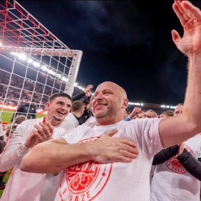 Aktivní fanoušek té jedné jediné, věčné! ♥️🤍 / Slavia Praha / Arsenal / Vesnickej fotbal ⚽️/ Volejbal 🏐 / Běh 🏃♂️